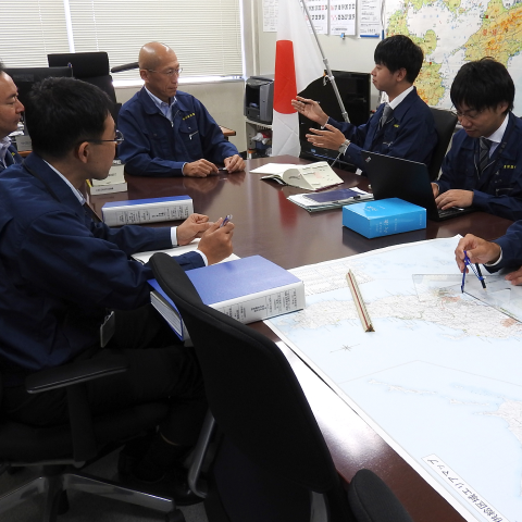 表彰審査会で説明する若手職員
