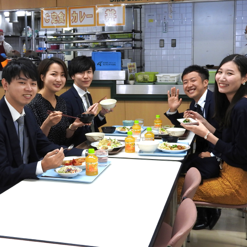 同期の仲間と食事をとっている若手職員