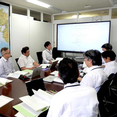 大型ディスプレイを使った会議実施の様子